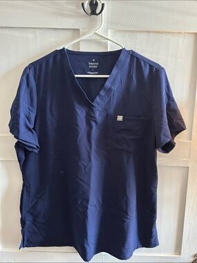 Beyond Scrubs Scrub top- size Large